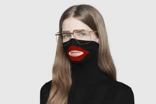 Modelo usando balaclava da Gucci acusada de blackface - Metrópoles