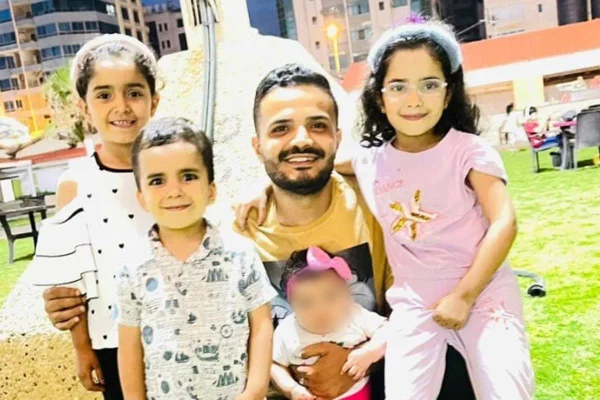 imagem colorida de ramadan e os filhos que estão presos na faixa de gaza