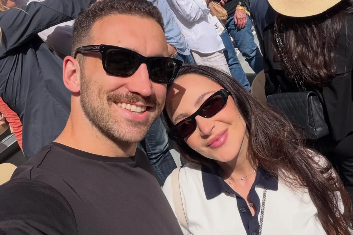 Léo Ortiz e Maitê Lo Sardo posam de óculos escuros Léo Ortiz e Maitê Lo Sardo posam de óculos escuros
