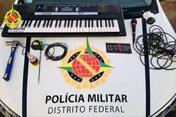 Objetos musicais ao lado de brasão da PMDF