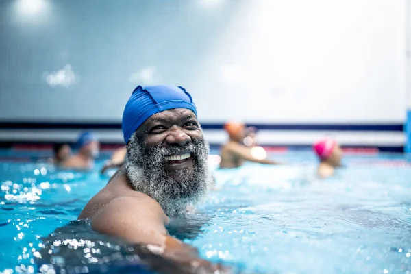 foto colorida homem negro na natação