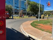 Já o outro veículo capotou na via