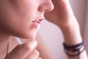 Para pessoas que nunca tiveram catapora ou que não foram vacinadas, a herpes-zóster é contagiosa. Portanto, crianças ou outras pessoas nunca infectadas pelo vírus devem permanecer distantes de pacientes com a doença e não ter contato com objetos pessoais do doente Para pessoas que nunca tiveram catapora ou que não foram vacinadas, a herpes-zóster é contagiosa. Portanto, crianças ou outras pessoas nunca infectadas pelo vírus devem permanecer distantes de pacientes com a doença e não ter contato com objetos pessoais do doente