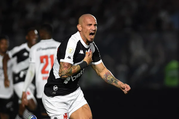 Imagem colorida de jogador do Vasco comemorando gol no Brasileirão - Metrópoles