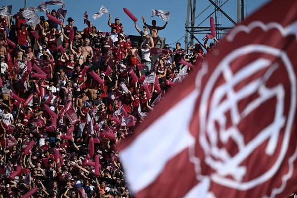 Lanús alerta torcedores sobre racismo no Brasil: “Delito grave”