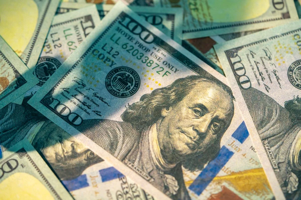 Dólar sobe e petróleo dispara em meio a escalada no Oriente Médio