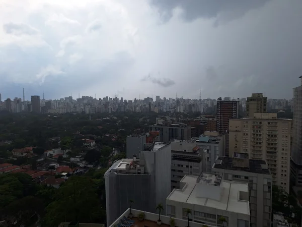 Imagem mostra nuvens de chuva se deslocando sobre prédios antes de temporal em São Paulo - Metrópoles