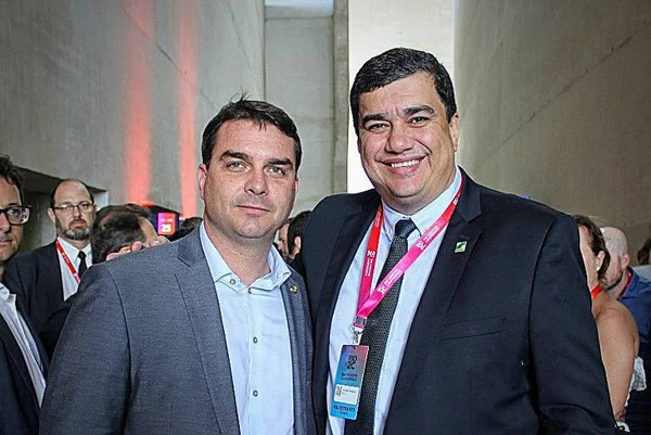 Suplente de Flávio Bolsonaro sem prestígio com a família presidencial