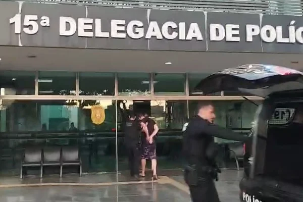 Dupla é presa por matar mulher em feira do DF após briga por celular