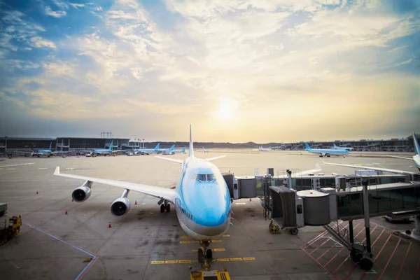 Avião parado no chão recebendo manutenção ou passageiros - Metrópoles
