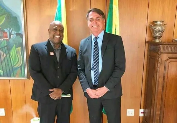 Padrinho de casamento de Flávio Bolsonaro assume secretaria
