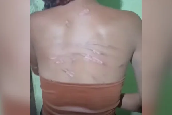 Tribunal do crime: adolescente é chicoteada ao ser apontada como “X9”