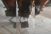 A cadeira de rodas da criança quebrou A cadeira de rodas da criança quebrou