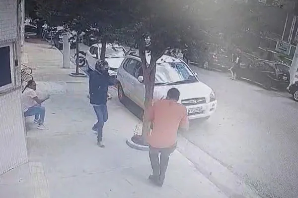 Imagem colorida mostra motociclista dando tiro em PM aposentado na Vila Matilde, zona leste de São Paulo - Metrópoles