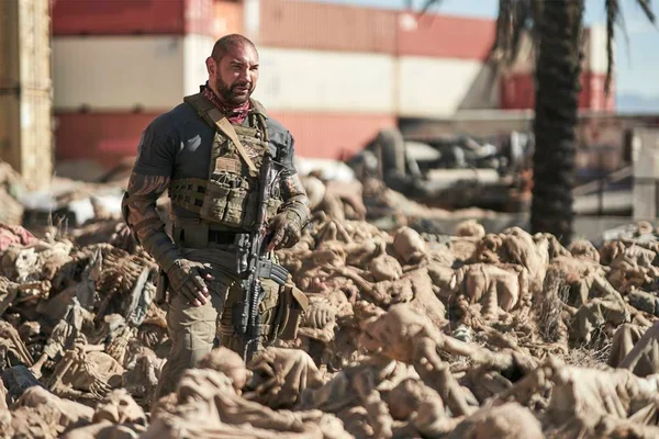 Crítica: Zack Snyder entrega ópera pop com zumbis em Army of The Dead
