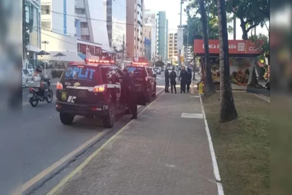 Viatura da policia na Praia de Ponta Verde, na orla de Maceió - Metrópoles