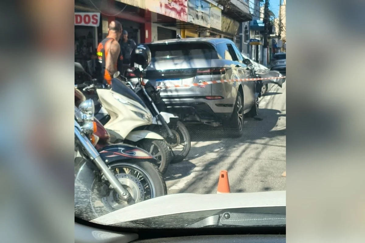 Carro abandonado por motorista com histórico de embriaguez foi periciado e bebidas foram encontradas no interior. Carro abandonado por motorista com histórico de embriaguez foi periciado e bebidas foram encontradas no interior.