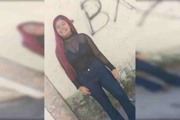Jovem de cabelo vermelho, calça jeans e blusa preta