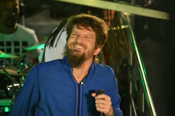 Saulo Fernandes aparece em foto com o filho e fãs elogiam genética