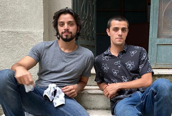Rodrigo e Felipe Simas serão Chitãozinho e Xororó em série do Globoplay