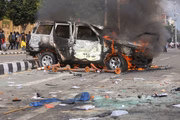 Milhares de manifestantes invadiram o prédio do parlamento federal em Catmandu, na capital, e provocaram incêndios no local