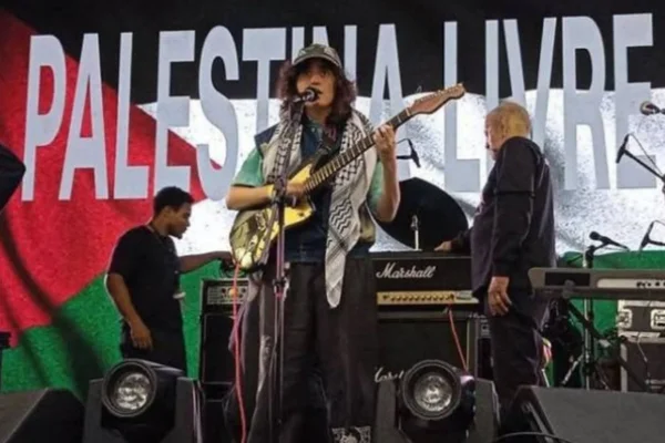 Imagem colorida do grupo Sophia Chablau e uma Enorme Perda de Tempo em show onde fizeram manifestação pró-Palestina. - Metrópoles