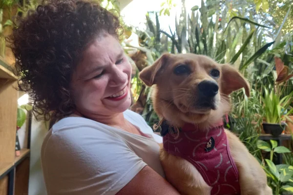 Imagem mostra tutora e cachorra de estimação - Metrópoles