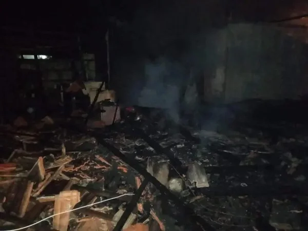 Homem põe fogo na própria casa com esposa e 5 filhos dentro em SC