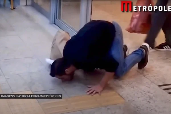 Imagem colorida de brasileiro beijando chão