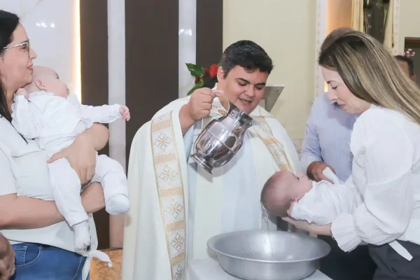 família confunde gêmeos batizado sp
