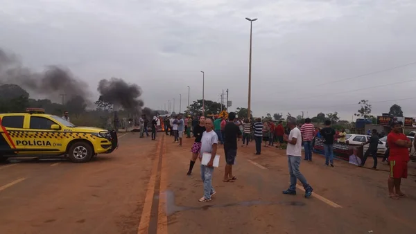 Após quatro horas de protesto, manifestantes liberam a DF-001