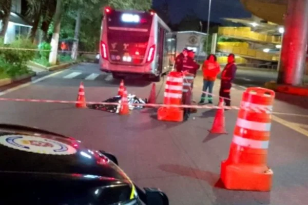 Imagem colorida de corpo no chão. Metrópoles