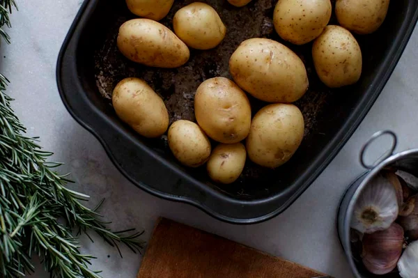 Práticas e deliciosas: batatas ao forno são ótimos acompanhamentos