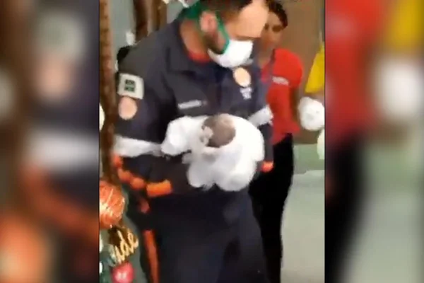 Vídeo. Recém-nascida é encontrada dentro de lixeira em comércio do DF