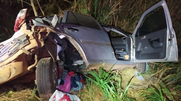 Carro em que estavam idoso e neto que morreram após colisão frontal com caminhão, na BR-153, em Goiás