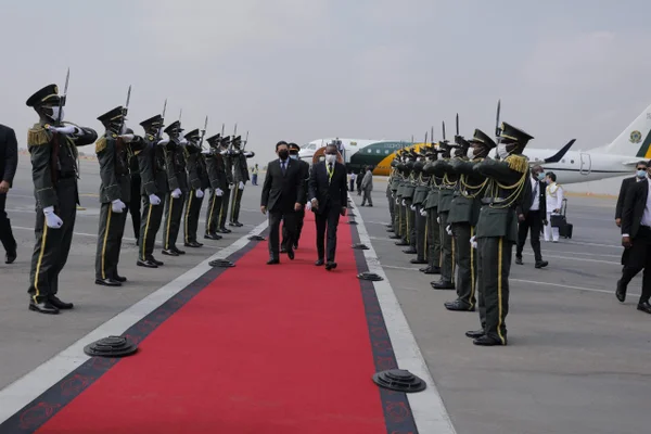Com Bolsonaro internado, Mourão desembarca em Angola