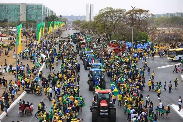 Tratores participam do desfile do 7 de Setembro na Esplanada