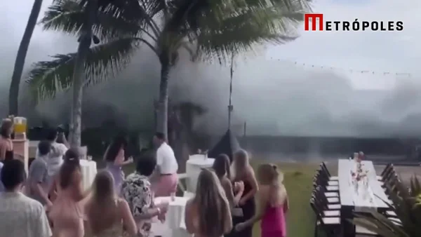 Ondas invadem festa de casamento no Havaí e assustam convidados