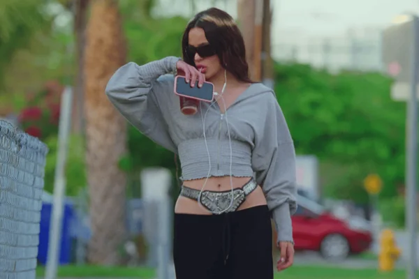 foto com cor. rosalía usa cinto de castidade em clipe - metrópoles