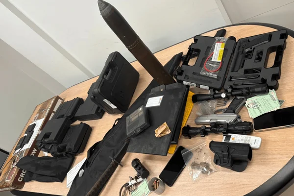 Durante a ação, os policiais localizaram armamentos pesados como granada, munições de canhão e fuzis de uso exclusivo da força armada
