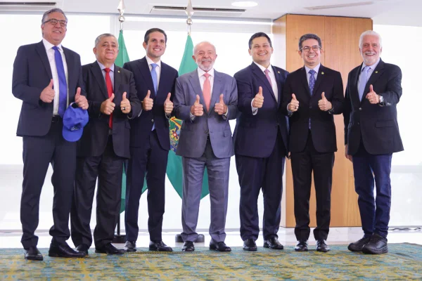 Lula, presidentes do Senado e Câmara e articuladores do governo no Congresso