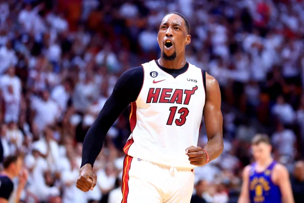 Bam Adebayo foto colorida - Metrópoles