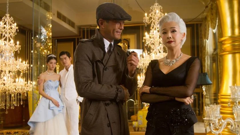 <b>Está Lá Fora um Inspetor (2015)</b>, de Herman Yau e Raymond Wong. Um detetive (Louis Koo, astro do cinema de Hong Kong) comparece a uma festa de noivado na propriedade da abastada família de Kau (Eric Tsang). Porém, ao descobrir o corpo de uma jovem que aparentemente se suicidou, ele precisará fazer perguntas pontiagudas ao ricaço. De Yau, a Netflix também lista Shark Busters (2002) <b>Está Lá Fora um Inspetor (2015)</b>, de Herman Yau e Raymond Wong. Um detetive (Louis Koo, astro do cinema de Hong Kong) comparece a uma festa de noivado na propriedade da abastada família de Kau (Eric Tsang). Porém, ao descobrir o corpo de uma jovem que aparentemente se suicidou, ele precisará fazer perguntas pontiagudas ao ricaço. De Yau, a Netflix também lista Shark Busters (2002)