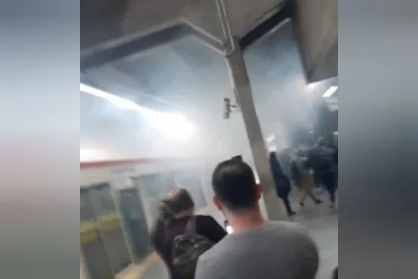 Imagem colorida mostra fumaça na plataforma da estação Barra Funda - Metrópoles