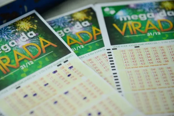 Foto colorida de cartela de apostas da Mega da Virada - Metrópoles