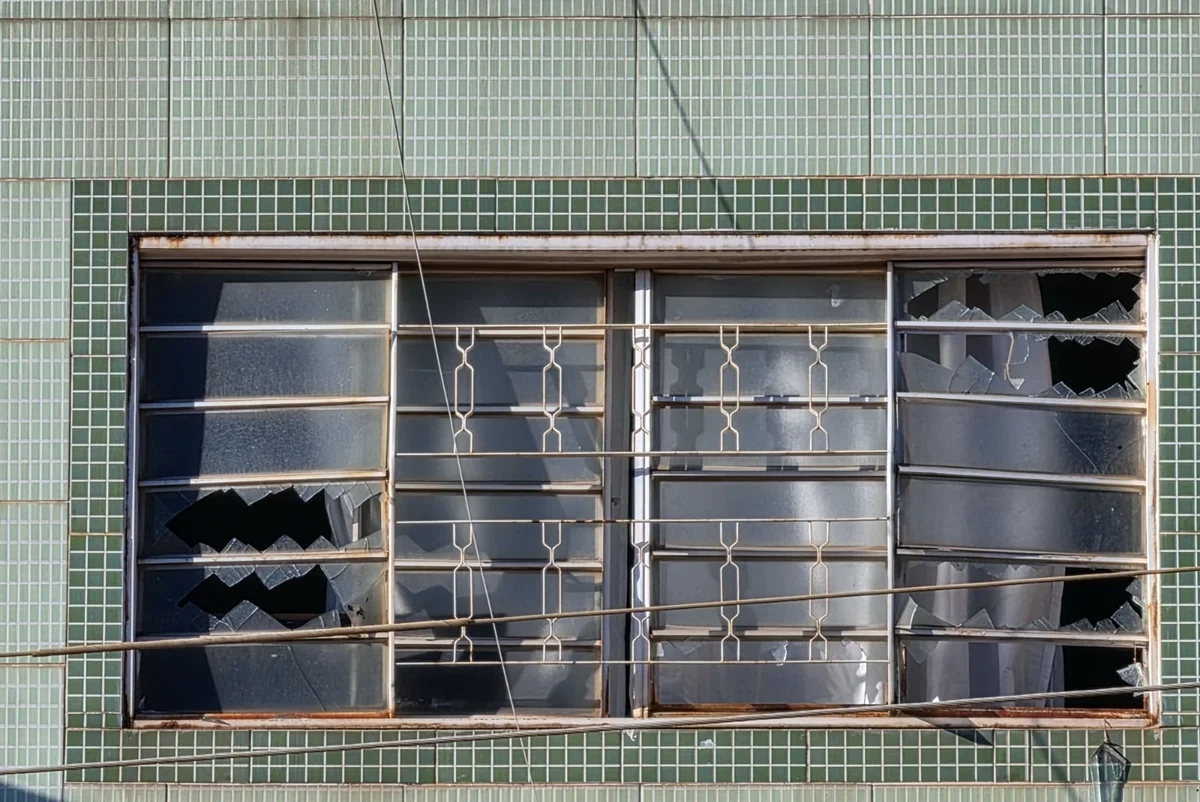 No apartamento ao lado também houve feridos No apartamento ao lado também houve feridos