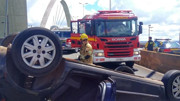 De jet ski, PM acha homem que capotou carro e deixou arma na Ponte JK