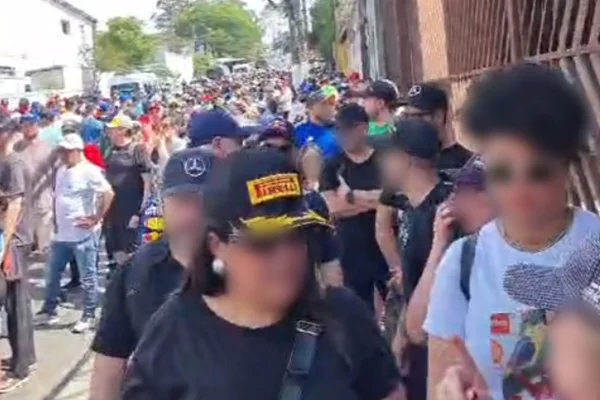 Imagem colorida de fila em São Paulo - Metrópoles