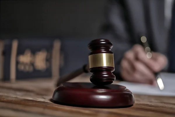 juiz batendo martelo em tribunal - Metrópoles