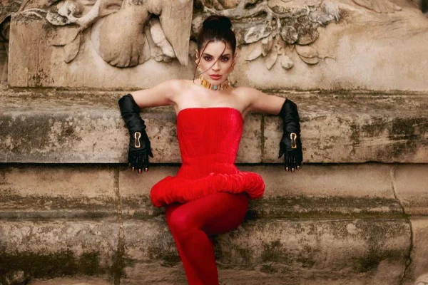 Na imagem com cor, foto da influencer Gkay na Semana de moda de alta-costura em Paris - metrópoles